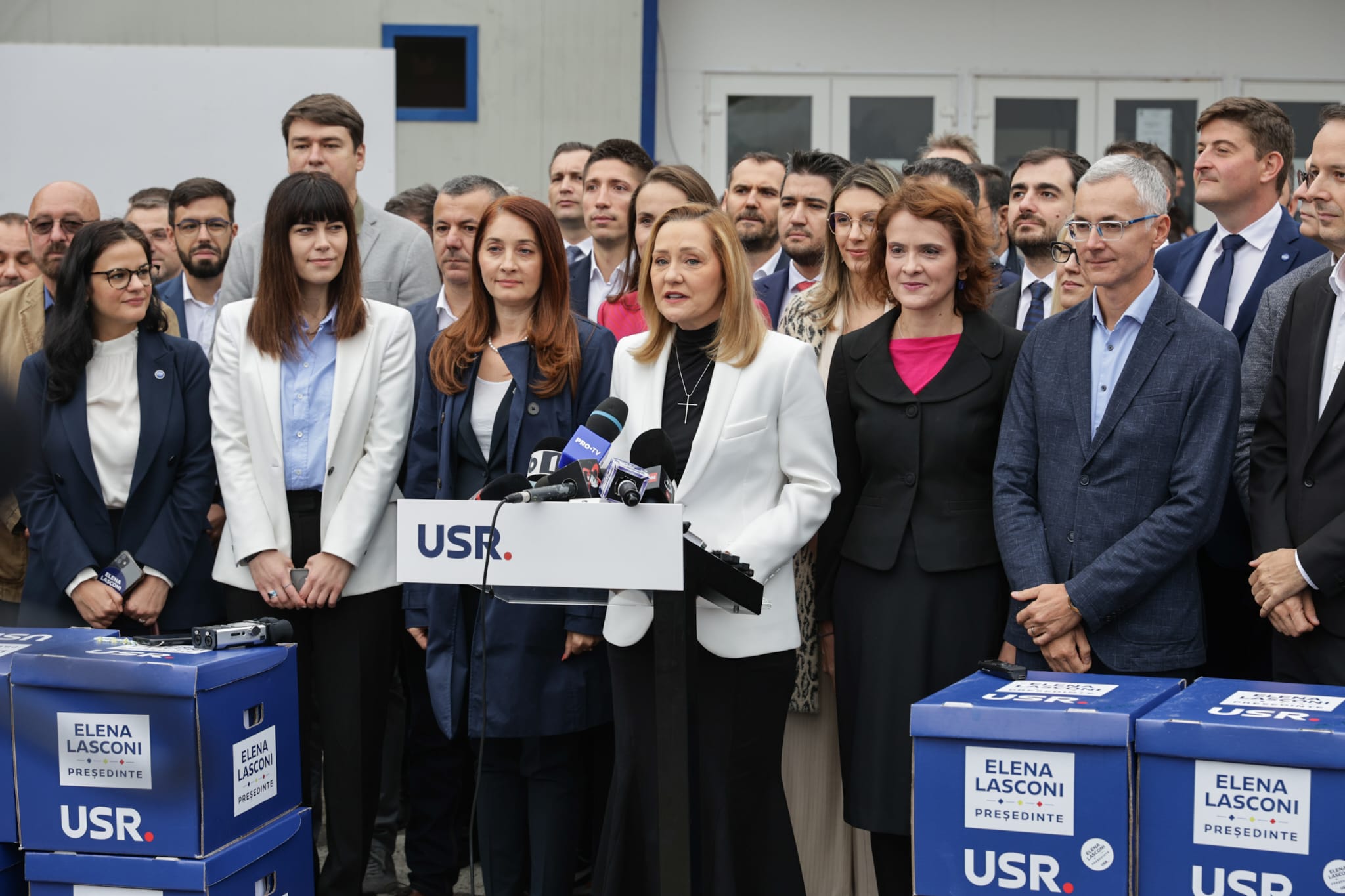 Elena Lasconi și-a depus candidatura la prezidențiale. Atac la Nicolae Ciucă: „Asta știe să facă, să execute ordine” | VIDEO