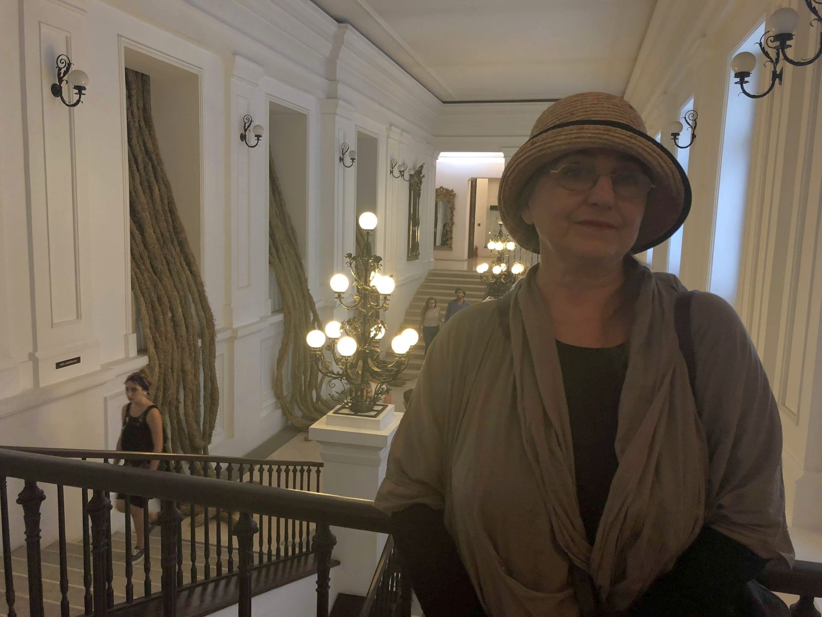 REPORTAJ: Arta din fân! Un deal întreg din Bucovina "a invadat" Muzeul de Artă din Timișoara: "Am vrut ca vegetalul să inunde spațiul nostru cotidian"