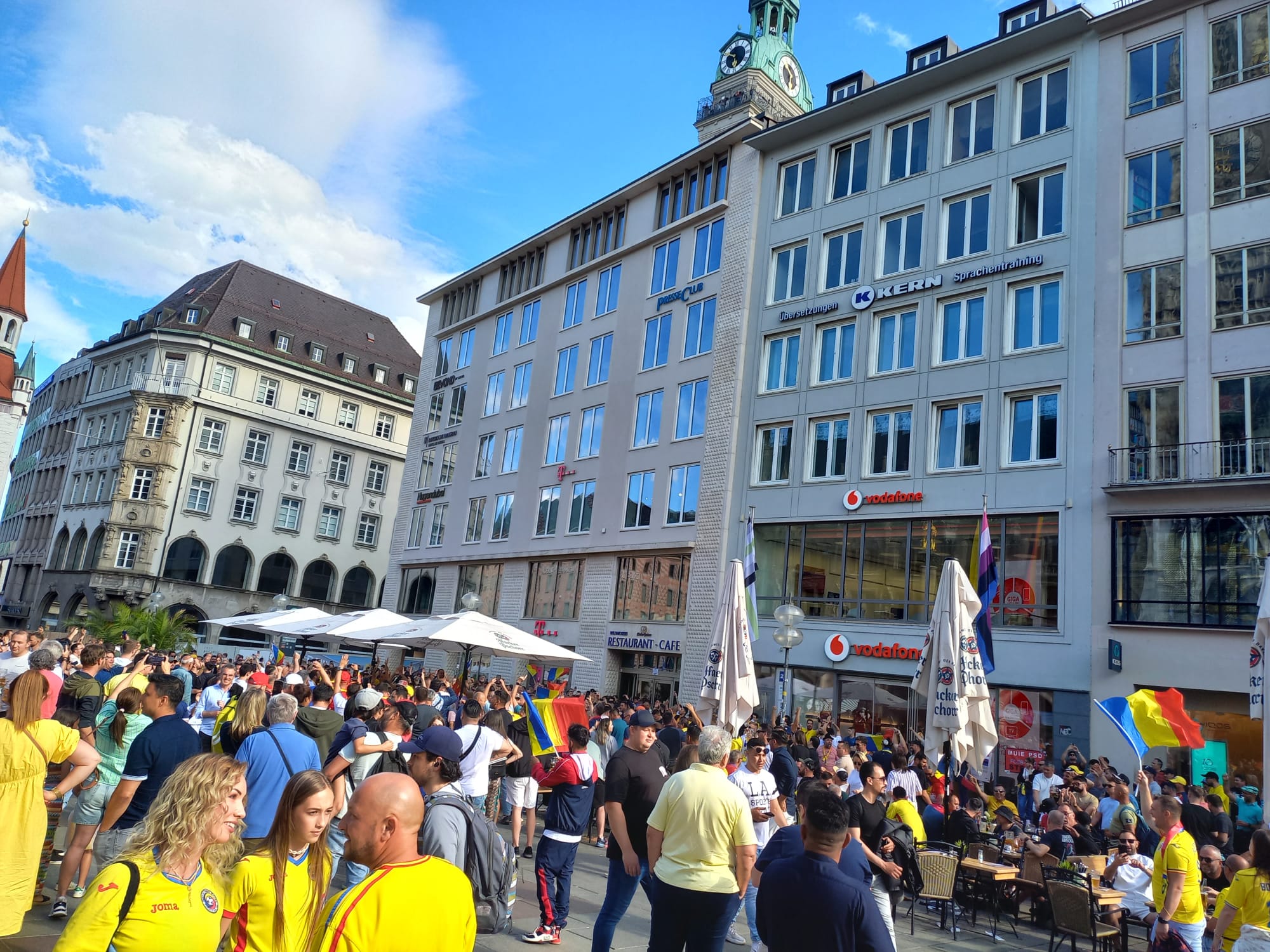 München, pământ românesc. Suporterii tricolorilor au luat cu asalt Marienplatz, „inima” capitalei bavareze, și, apoi, stadionul | FOTO și VIDEO
