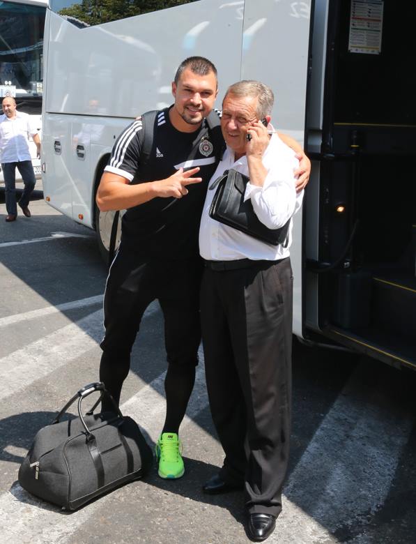Sârbii de la Partizan s-au delectat înaintea meciului cu Steaua răsfoind reviste cu femei sexy. Ce frumuseți au în delegație! / VIDEO