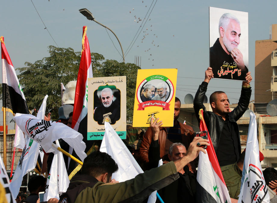 Sicriul cu trupul neînsuflețit al generalului Qassem Soleimani a fost adus la Bagdad. Zeci de mii de oameni au strigat "Moarte Americii!"