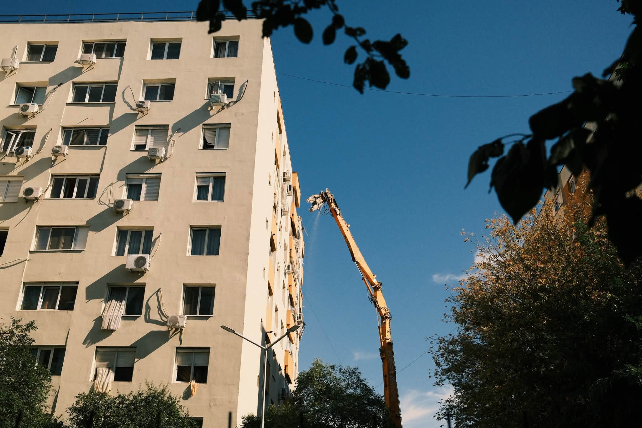 A început demolarea blocului din Rahova care a explodat anul trecut
