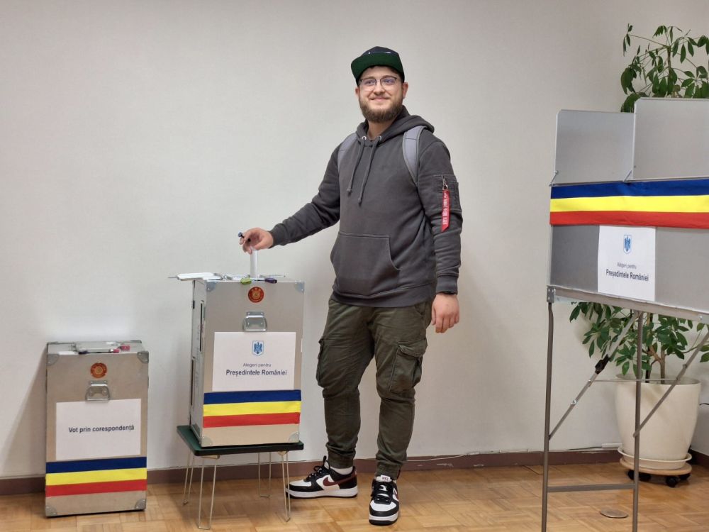 Imagini cu românii care au votat în diaspora la alegerile prezidențiale. Cel mai vârstnic alegător are 100 de ani