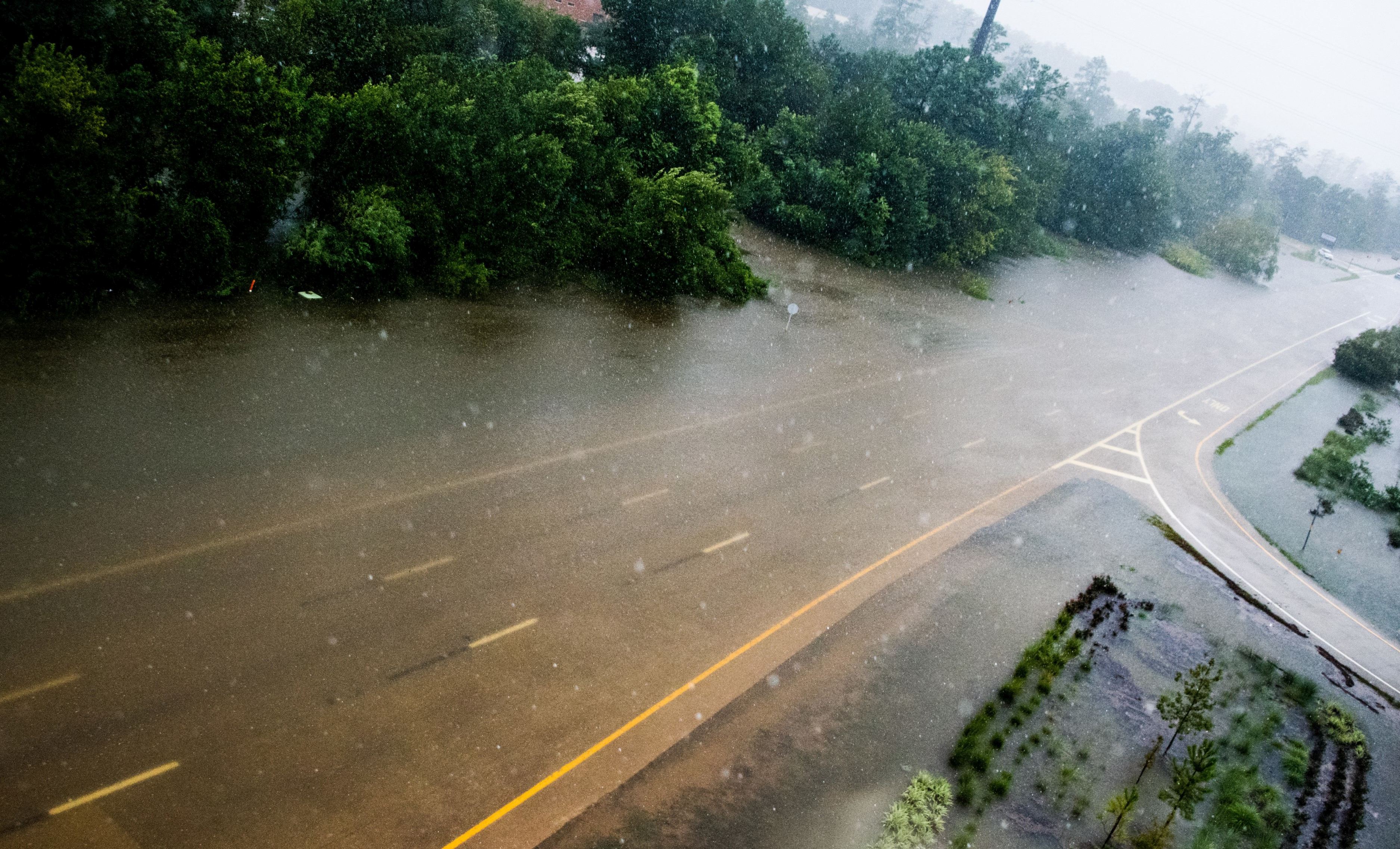 FOTO | Uraganul Harvey crește din nou în intensitate și ar putea lovi a doua oară Houston. Nouă persoane și-au pierdut viața