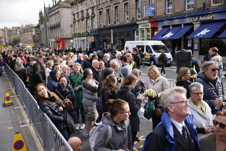 Cozi uriașe în fața Catedralei St. Giles din Edinburgh. Oamenii așteaptă să-și ia rămas-bun de la regina Elisabeta a II-a