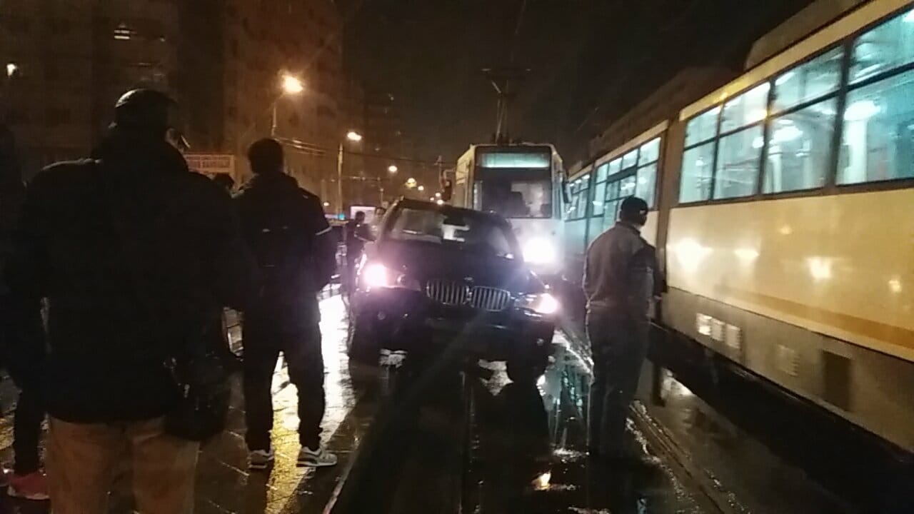 FOTO| Accident pe Stefan cel Mare. Tramvaiele nu mai ajung în Piața Victoriei