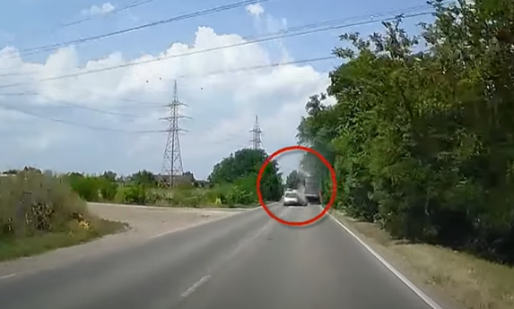 Döbbenetes jelenetek az Ócsai úton: a tragédiát épphogy, a brutális erejű ütközést azonban nem sikerült elkerülni - videó