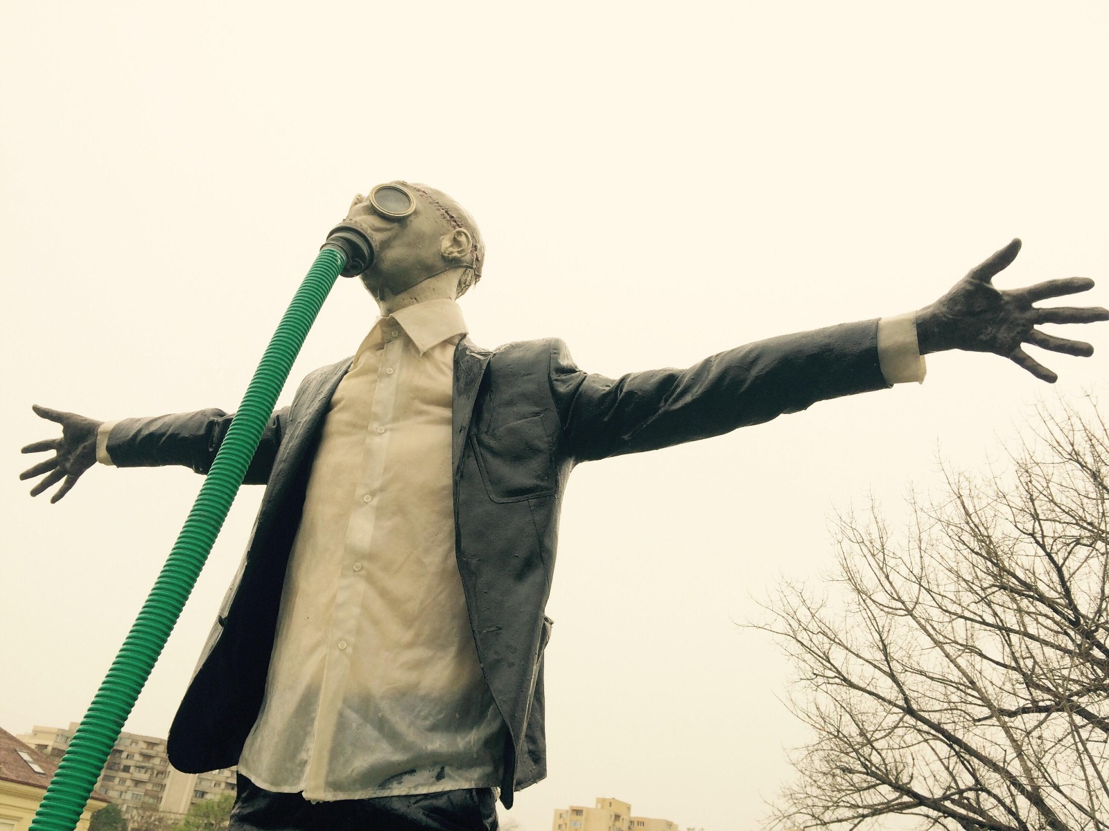 Încă o apariție șocantă la Timișoara: Cristo Redentor, reinterpretat de Grupul Baraka. Artiștii au mai expus anul trecut un „mort” cu penisul în erecție/ FOTO