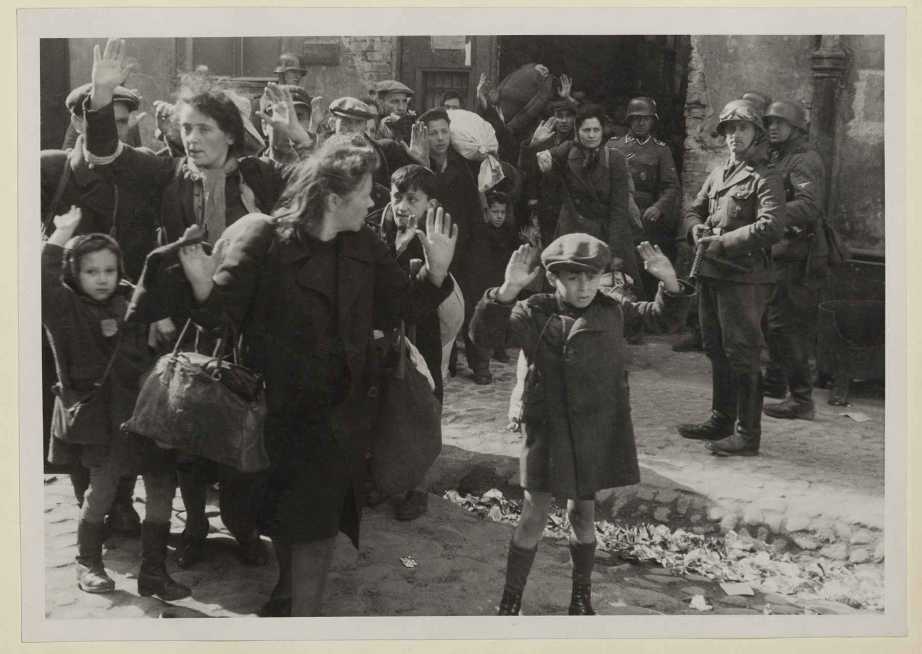 Zdjęcie z raportu Jürgena Stroopa o likwidacji warszawskiego getta, raport powstałw maju 1943 r.