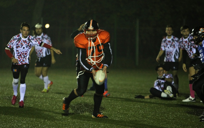 FOTO / Meci de groază la ”Arcul de Triumf”! Arlechinii şi Rebelii au jucat rugby-fotbal american