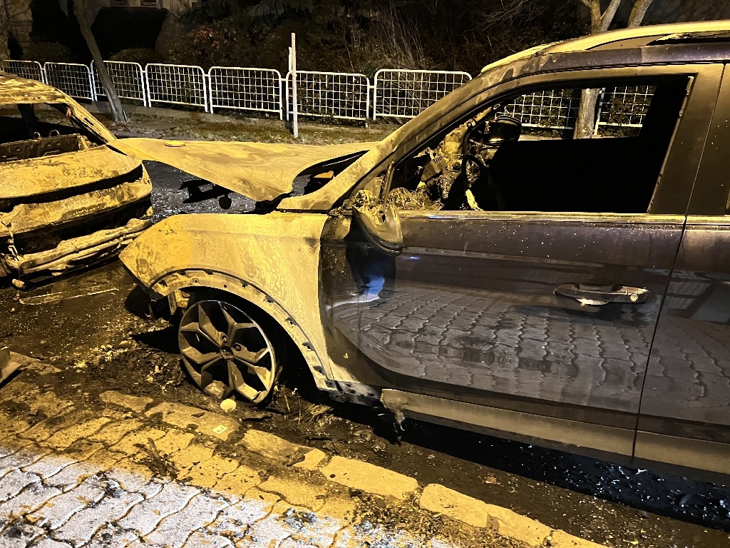 Exén akart bosszút állni, de egy szülinapos lány kocsiját is porig égette Krisztina - Megcsalás miatt gyújtotta fel volt párja autóját