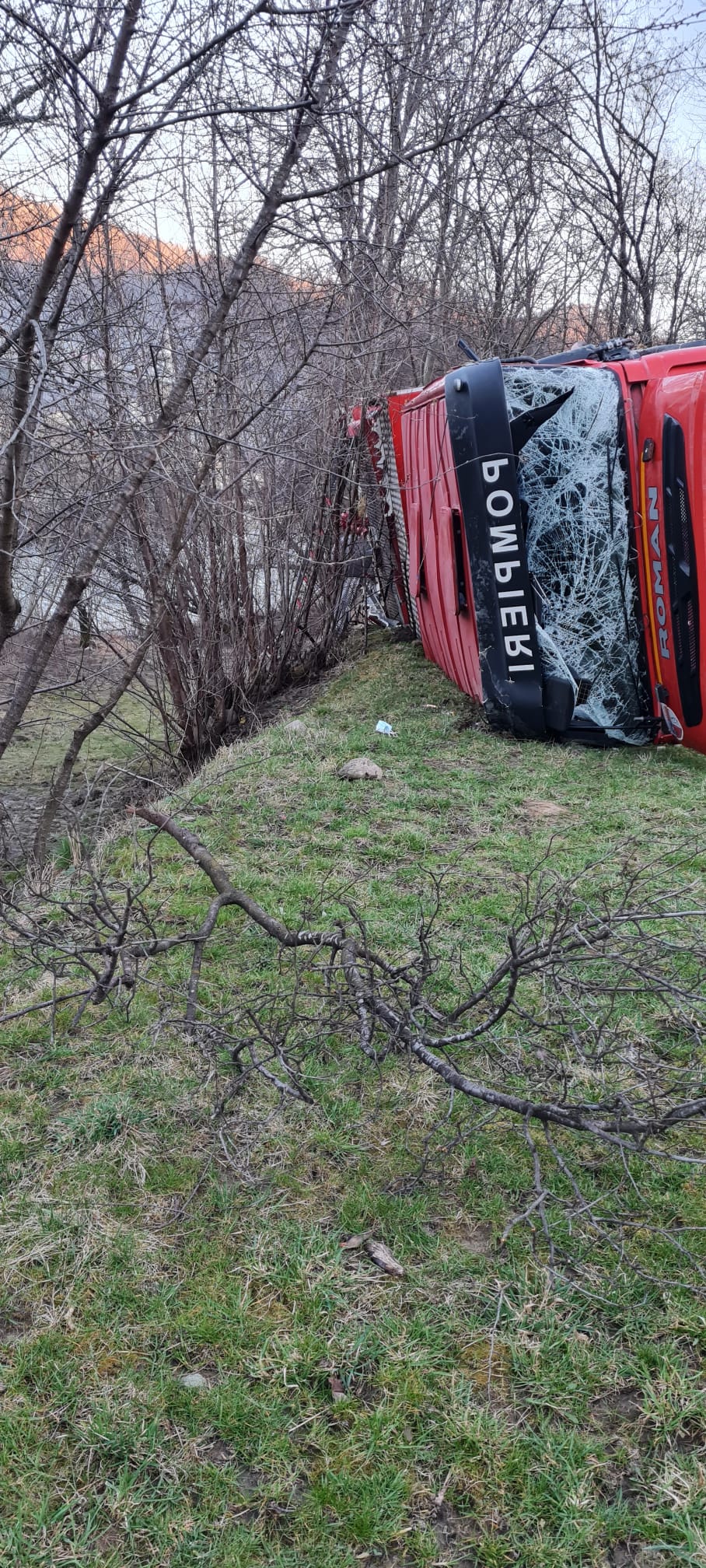 O mașină de pompieri s-a răsturnat în drum spre un incendiu, în Bistrița-Năsăud. 3 pompieri au fost răniți