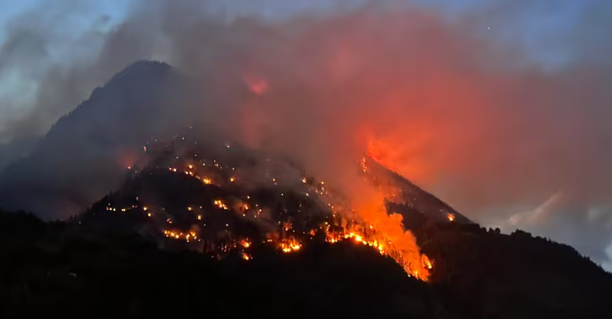 Incendiu masiv în Alpii Elvețieni, aproape de ghețarul Aletsch. Focul arde de aproape 24 de ore, mai multe sate au fost evacuate, armata a trimis elicoptere