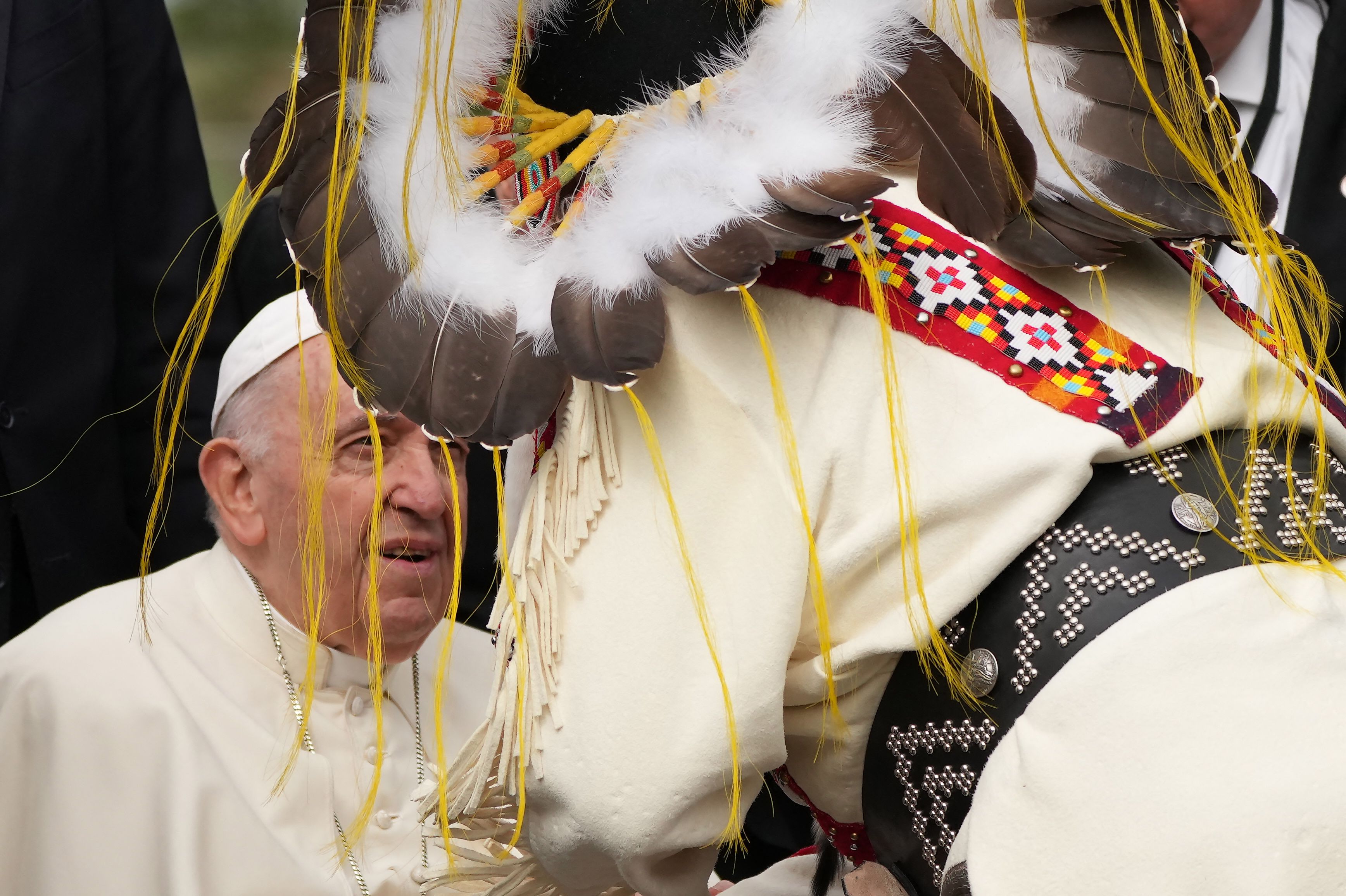 IMAGINEA ZILEI. Papa Francisc, cu o coroană de pene în cap, cere iertare pentru abuzurile comise contra copiilor indigeni din Canada