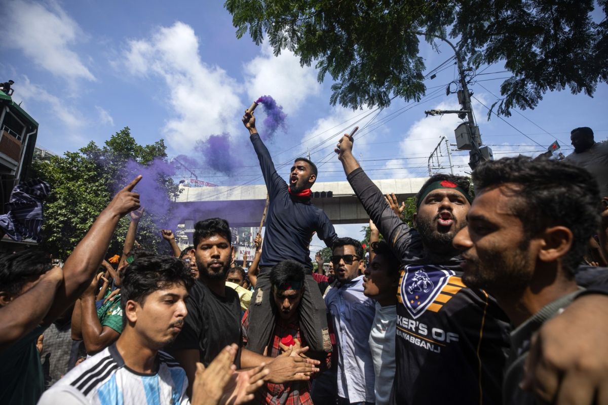 Haos în Bangladesh. Premierul a demisionat și a părăsit țara, în timp ce protestatarii îi luau cu asalt reședința oficială