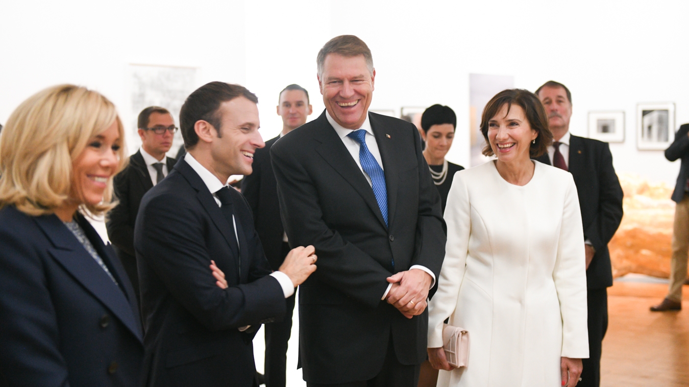 GALERIE FOTO / Carmen Iohannis a impresionat cu ținutele purtate la Paris. Ea și Brigitte Macron au fost în centrul atenției