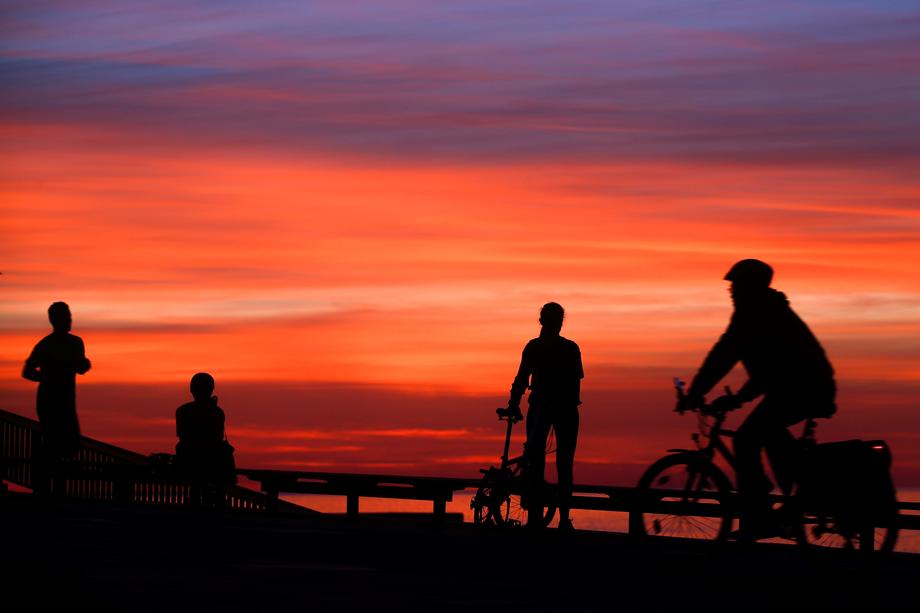FOTO | Prima zi de relaxare a măsurilor din Spania: “Jumătate din populația Barcelonei face jogging sau merge cu bicicleta”. Premierul vrea prelungirea stării de alarmă