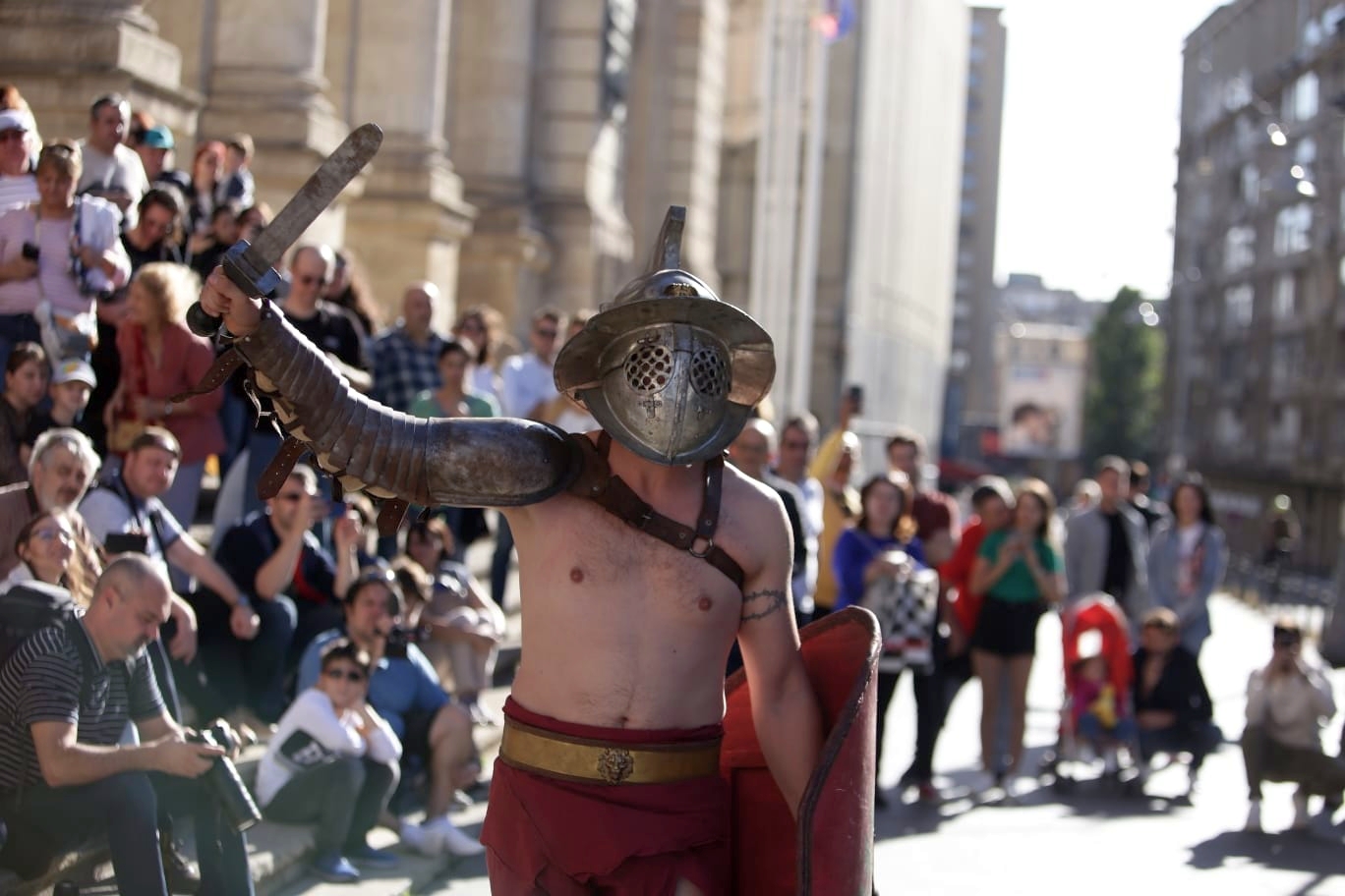 FOTOREPORTAJ. Lupte cu gladiatori pe Calea Victoriei din București, dar și mâncăruri preparate după rețete culinare antice