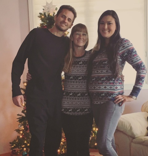 FOTO | Viața unei familii poliamoroase. Două femei și un bărbat așteaptă împreună venirea celui de-al cincilea copil