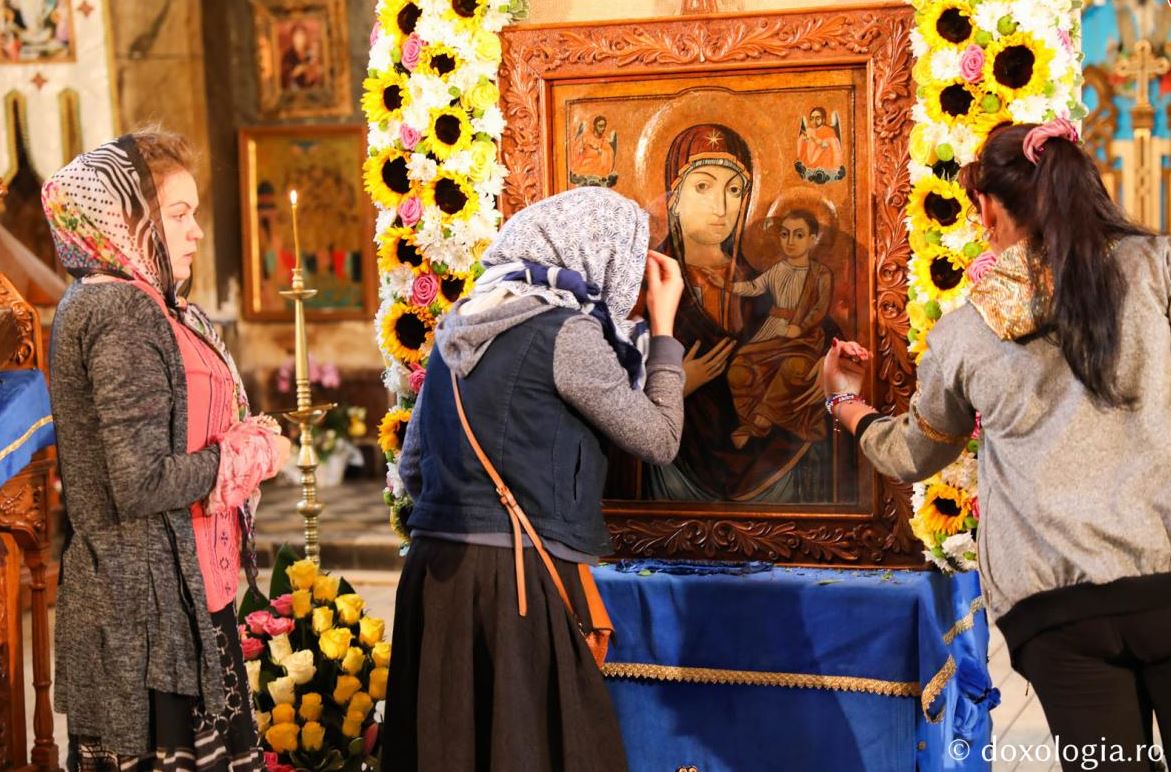 Zeci de mii de oameni, la slujba de Sfânta Maria la Mânăstirea Nicula. Se roagă la icoana Fecioarei Maria, considerată făcătoare de minuni