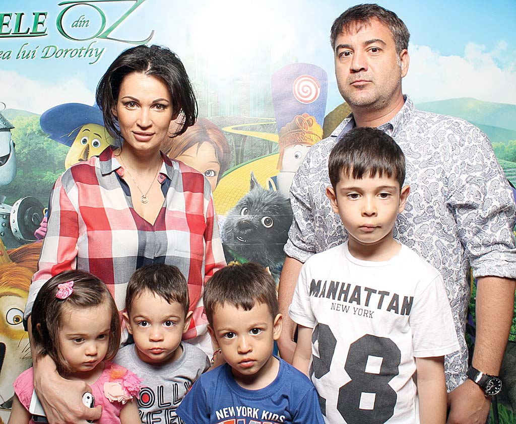 Nicoleta Luciu, surprinsă alături de cei patru copii. Fiul cel mare a depășit-o la înălțime pe mama lui