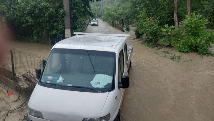 Localități din Argeș și Dolj, lovite de inundații. Două femei au rămas blocate într-o mașină din cauza apelor