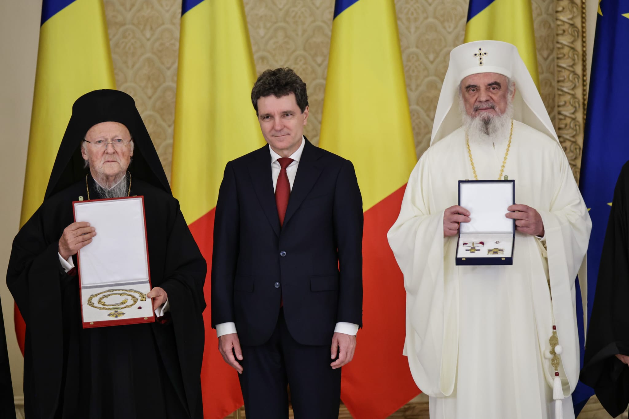 Bartolomeu I, decorat de Nicușor Dan după sfințirea Catedralei Neamului: „România trăieşte un moment istoric”