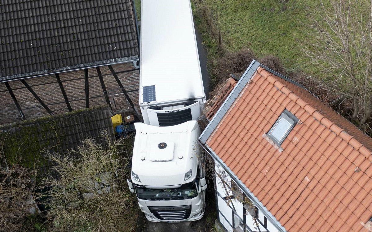 Un șofer român a crezut că șoseaua e prin curtea unei ferme și a lovit cu camionul de 40 de tone o casă veche de 600 de ani, în Germania