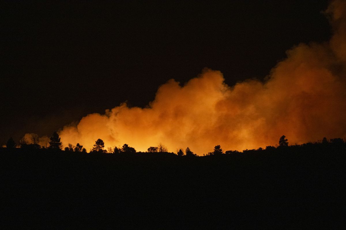 Spania se confruntă cu primul incendiu major de vegetație din acest an. Peste 3.000 de hectare de pădure sunt afectate