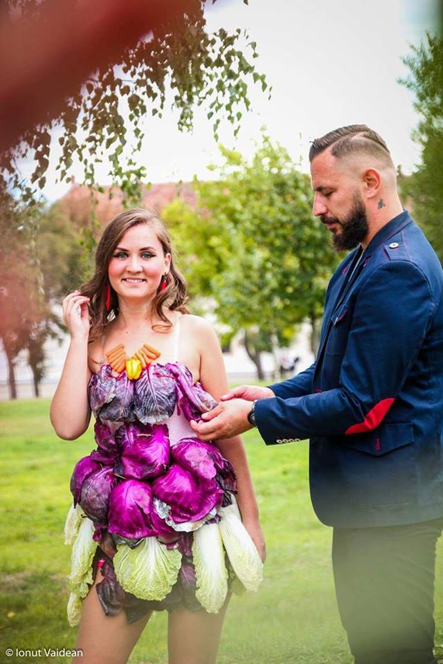 EXCLUSIV REPORTAJ/ Fashion Food la Alba Iulia: Un bucătar excentric face haine și accesorii din alimente. Spectatorii pot mânca direct de pe modele!/ VIDEO