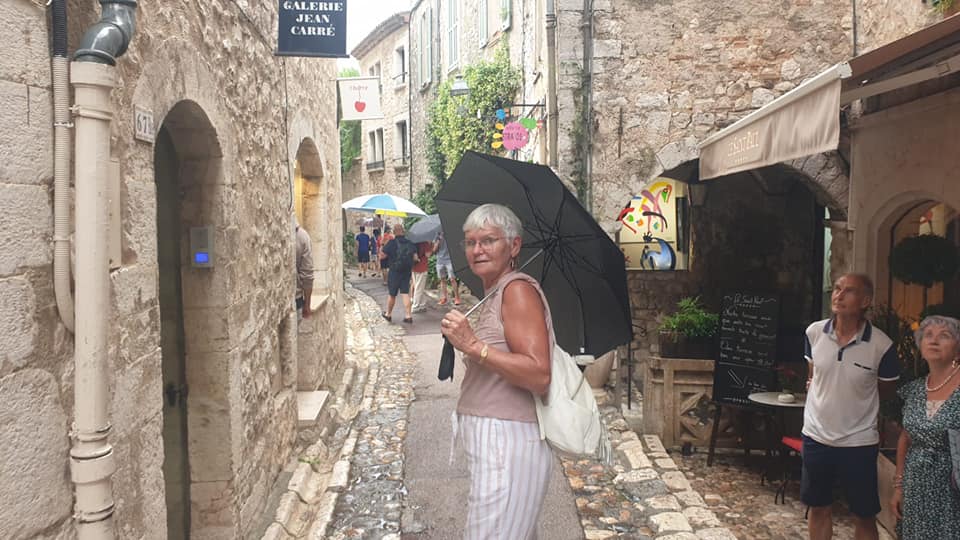Ritualul pe care Monica Tatoiu îl are în fiecare dimineață. Anafură, apă sfințită și șampanie la micul dejun: „Eu de mică am învățat să beau”