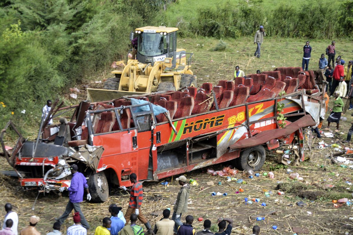 FOTO| Accident de autobuz soldat cu 50 de morți în Kenya