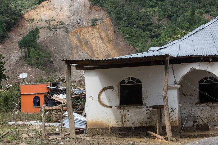 O femeie din Guatemala și-a pierdut toți cei 22 de membri ai familiei în timpul uraganului Eta. “Sunt singurul supraviețuitor”