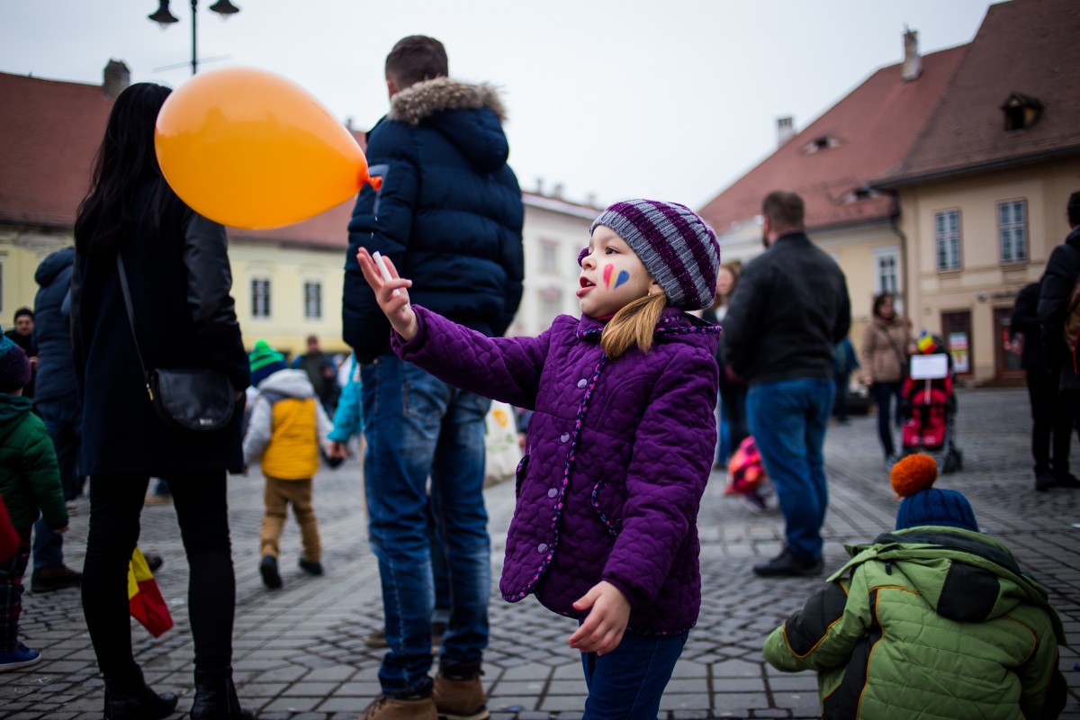Protest al copiilor în Sibiu. Jandarmii le-au oferit dulciuri celor mici