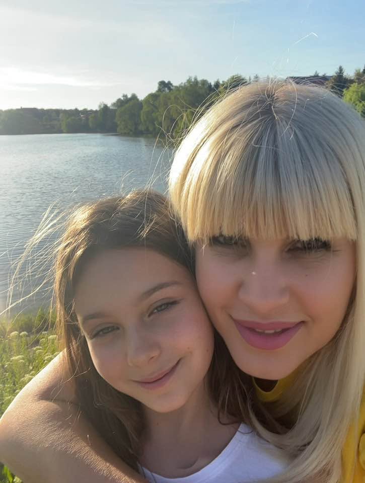 Imagini emoționante cu Elena Udrea și fiica ei, la un an de când a fost eliberată din închisoare. „Mulțumesc, Doamne”