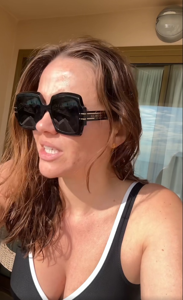 Cum arată Cristina Șișcanu în costum de baie la aproape 40 de ani. Fanii au răbufnit: „Nu îți e rușine să stai așa?”