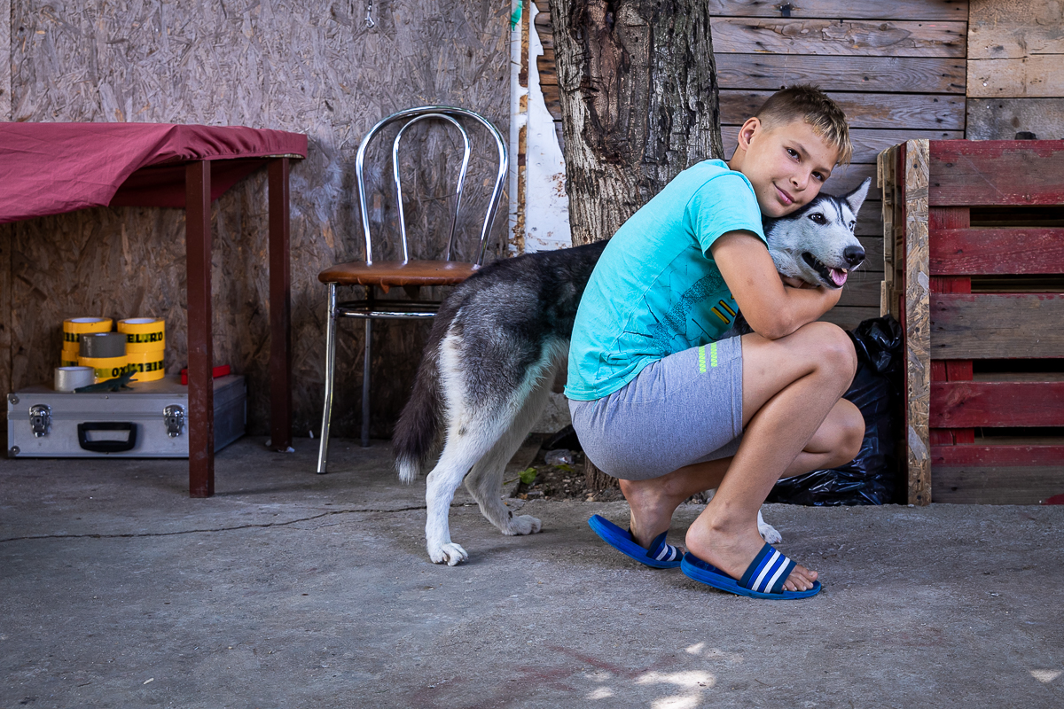 La 19 ani, abandonat de părinţi, Cristi pune pâinea pe masă şi îşi creşte fratele mai mic! “Mama ne-a luat şi televizorul când a plecat”