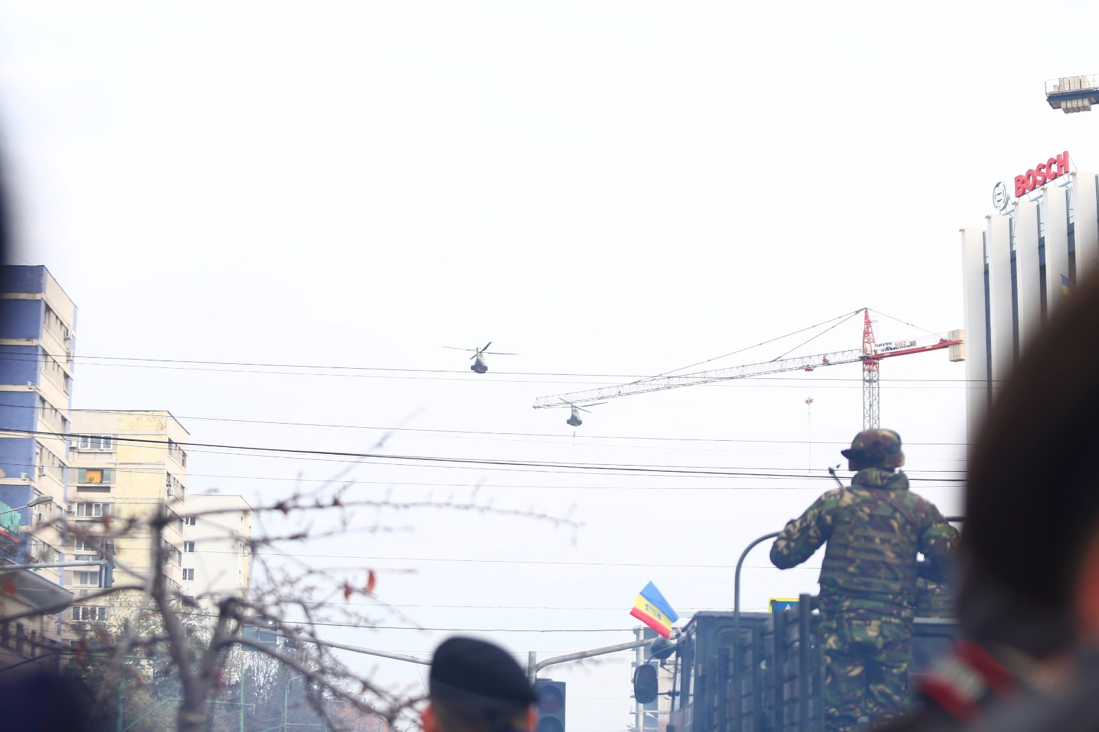 GALERIE FOTO/ Mii de timișoreni au înfruntat frigul să vadă parada militară. Și aici oamenii au huiduit discursul transmis de Viorica Dăncilă