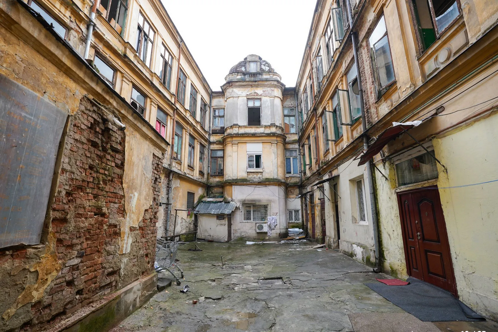 Hotelul în care Mihai Eminescu își îneca amarul se vinde cu 3.000.000 de euro. Clădirea ascunde o sinucidere din dragoste: „A batjocorit-o, apoi a părăsit-o”