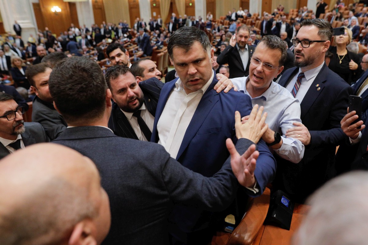 Tensiuni în Parlament la dezbaterea bugetului. Doi deputați AUR și PSD s-au certat cu UDMR: „Miroși a palincă, mă!”. Daniel Ghiță l-a tras de ureche pe un parlamentar USR