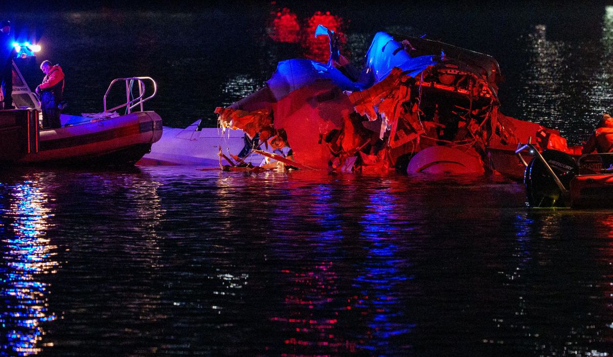 Un avion cu 60 de pasageri și un elicopter al armatei americane s-au ciocnit deasupra Washingtonului. Peste 30 de cadavre au fost scoase din râul Potomac | VIDEO