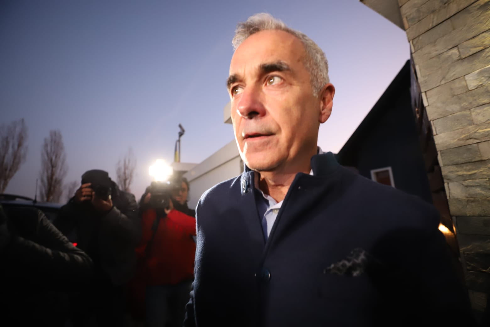 Călin Georgescu a chemat presa la poartă, dar a refuzat să răspundă la întrebări. Jurnaliștii: „Și Vladimir Putin răspunde”