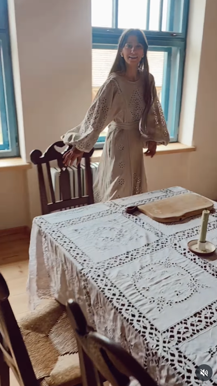 Dana Rogoz a făcut turul casei de la Viscri și a arătat cum este în interior. Patul din dormitor a atras atenția tuturor. E spectaculos