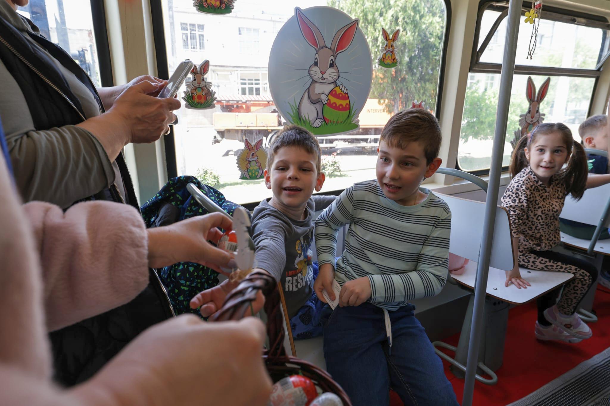 În „Tramvaiul iepurașului”, controlorii STB au împărțit ouă de ciocolată în loc de amenzi: „Mi-a plăcut că ne-au dat dulciuri și erau iepuri lipiți peste tot”