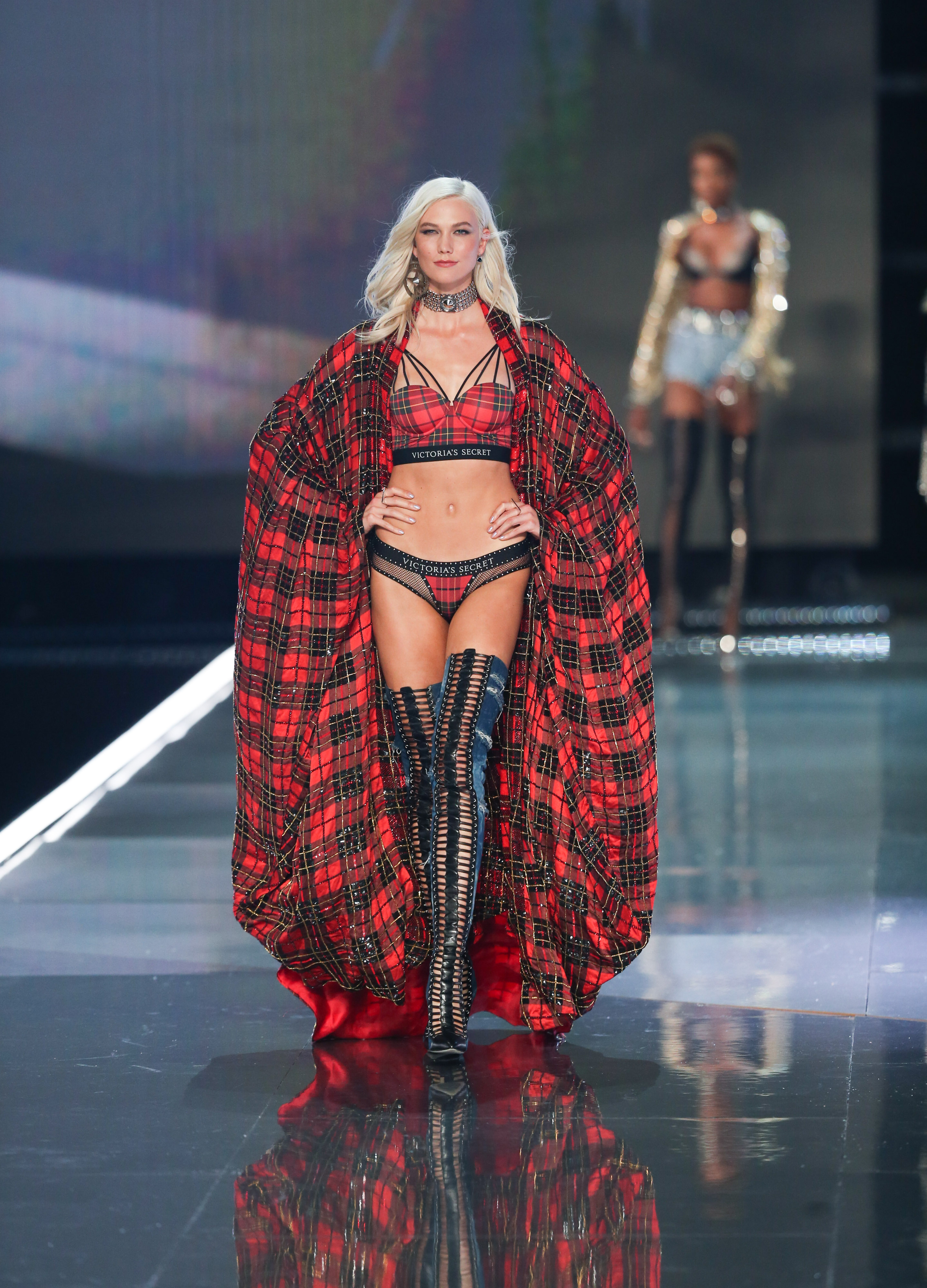 GALERIE FOTO | Incidente la showul Victoria's Secret din Shanghai: un model a căzut pe podium, două celebrități nu au primit viză