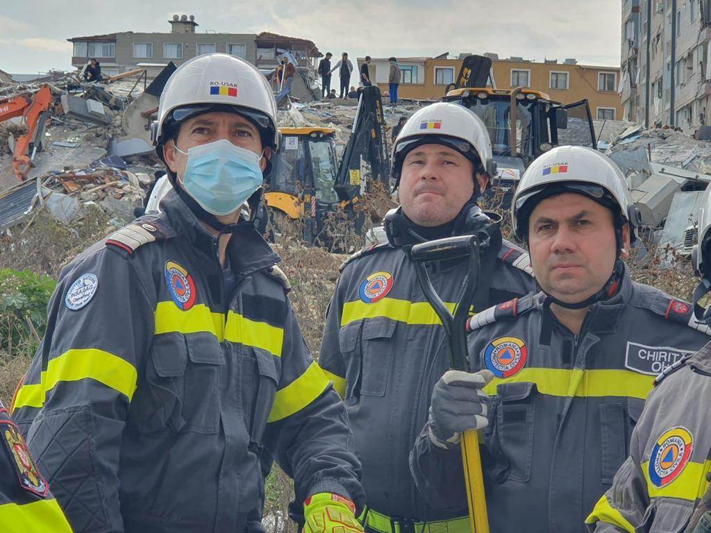 Imagini din timpul misiunii de recuperare de sub dărâmături a unei familii din Turcia, de către salvatorii români