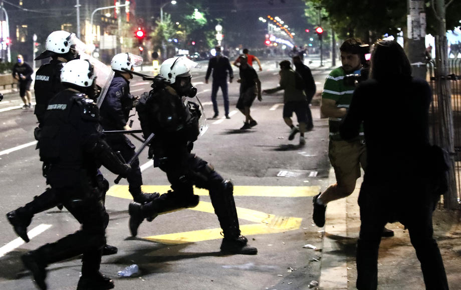 Proteste violente la Belgrad, după ce s-a decis reluarea stării de urgenţă din cauza COVID-19. Oamenii au intrat în clădirea Parlamentului