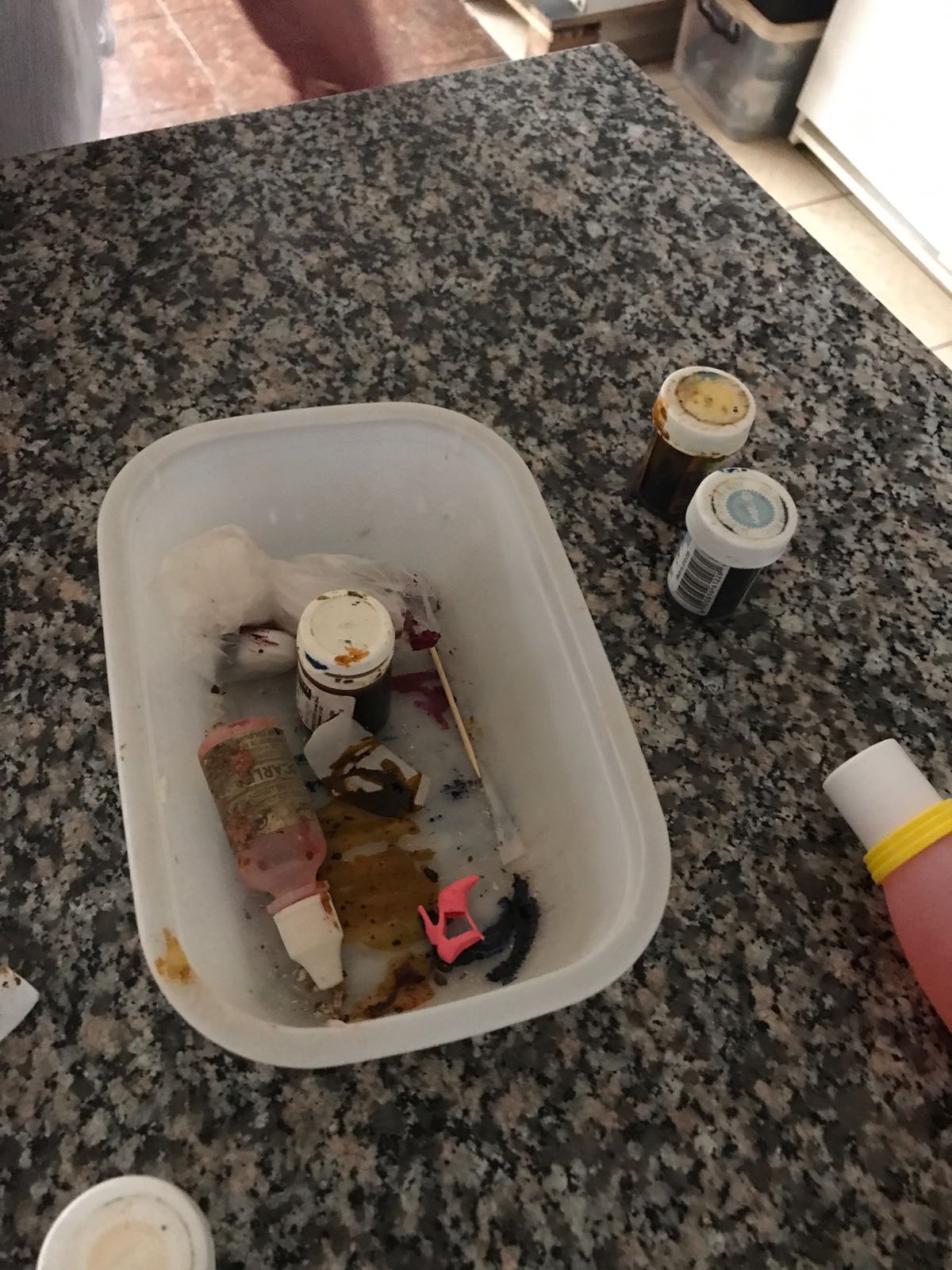 Coloranţi expirați de 16 ani au fost găsiți într-o cofetărie celebră din Constanța