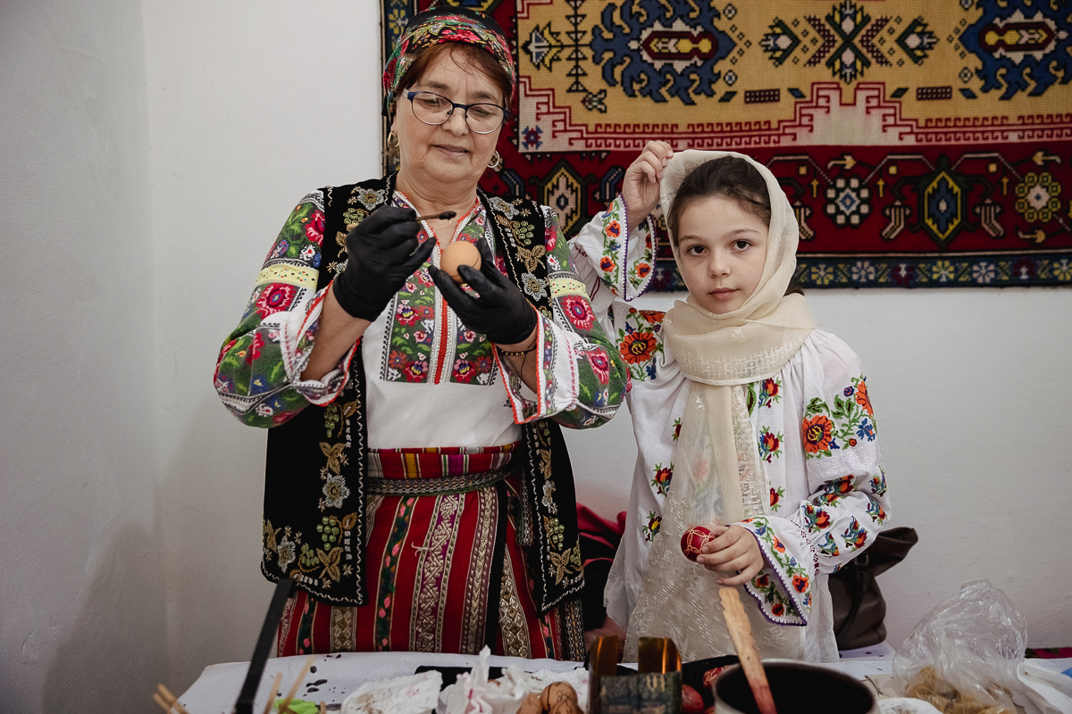 De Paști, la Muzeul Satului Vrâncean, sute de copii au lăsat smartphone-ul și au pus mâna pe chișiță, să încondeieze ouă. „Unii chiar au îndemânare, au ieșit lucruri faine”