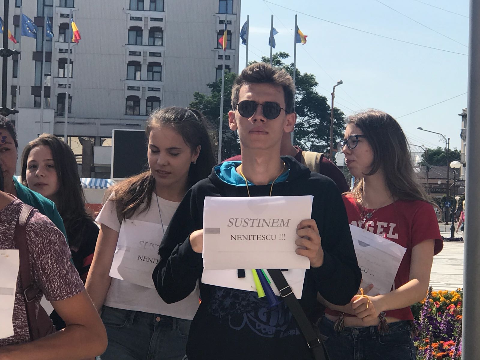 VIDEO&FOTO/ Protest în stradă al liceenilor, la Buzău. Autoritățile vor să îi mute în altă locație sau să îi comaseze